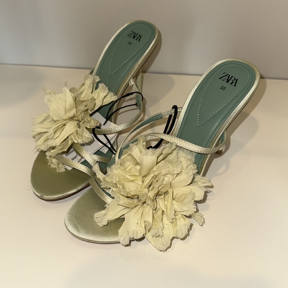 Zara‎ Healed Sandals With Maxi Flowers - Picture 9 of 17